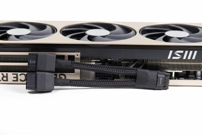 MSI GeForce RTX 5070 12G INSPIRE 3X Stromstecker MSI GeForce RTX 5070 12G INSPIRE 3X Stromstecker