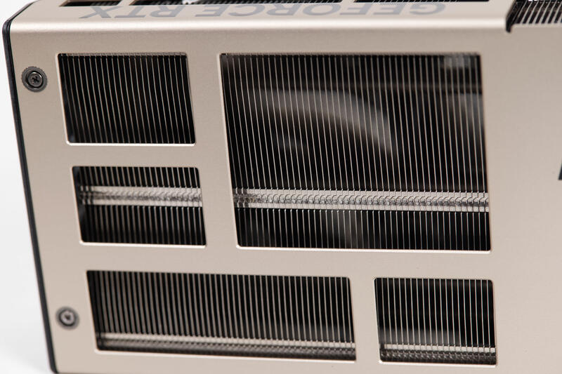 MSI GeForce RTX 5070 12G INSPIRE 3X Aussparung Rückseite MSI GeForce RTX 5070 12G INSPIRE 3X Aussparung Rückseite