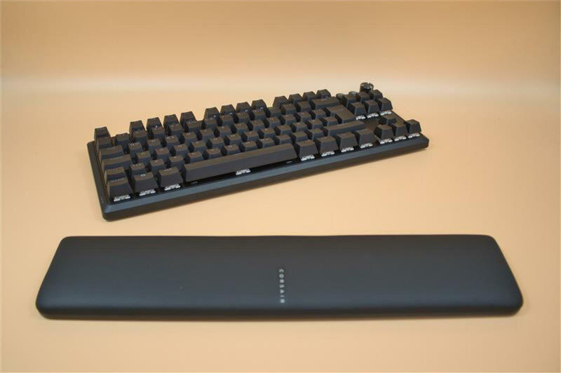 Corsair K70 RGB TKL Unbeleuchtet mit unangedockter Handballenauflage Corsair K70 RGB TKL Unbeleuchtet mit unangedockter Handballenauflage