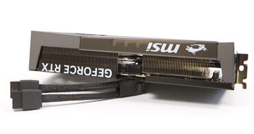 MSI GeForce RTX 5060 Ti Gaming OC 12V 2x6 Stromstecker neben Grafikkarte