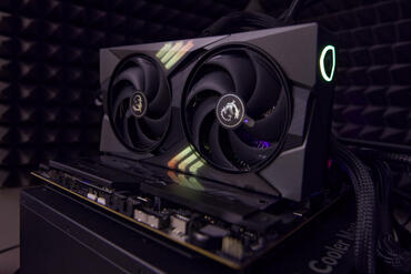 MSI GeForce RTX 5060 Ti Gaming OC ARGB Beleuchtung seitlich