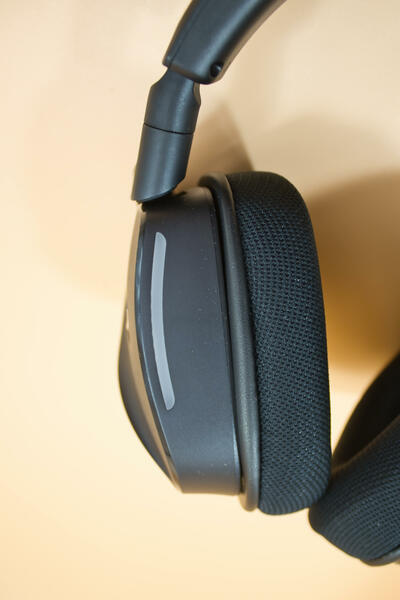 Corsair Void Wireless Headset v2 RGB Streifen Detail Corsair Void Wireless Headset v2 RGB Streifen Detail