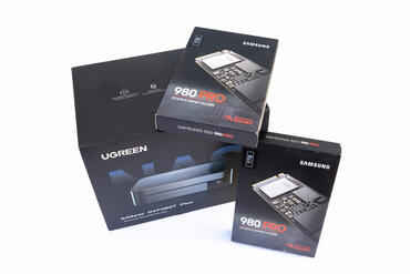 Ugreen DXP480T Plus Verpackung mit NVMe Verpackungen
