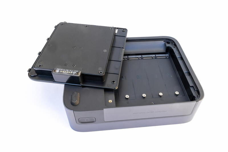 Ugreen DXP480T Plus Ansicht unten mit Klappe