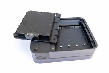 Ugreen DXP480T Plus Ansicht unten mit Klappe