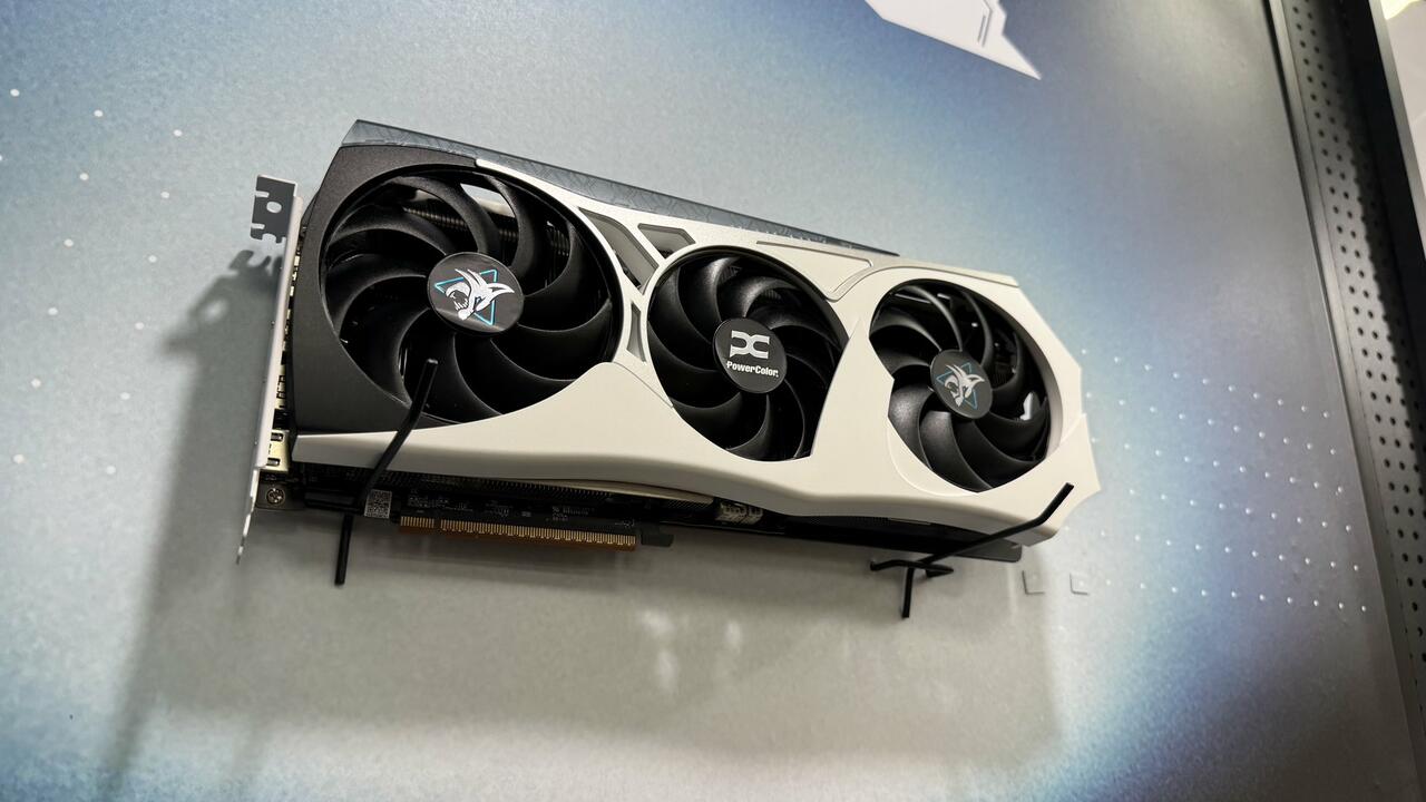 PowerColor Radeon RX 9070 REVA Grafikarte  Bild © @shroud_channel auf X