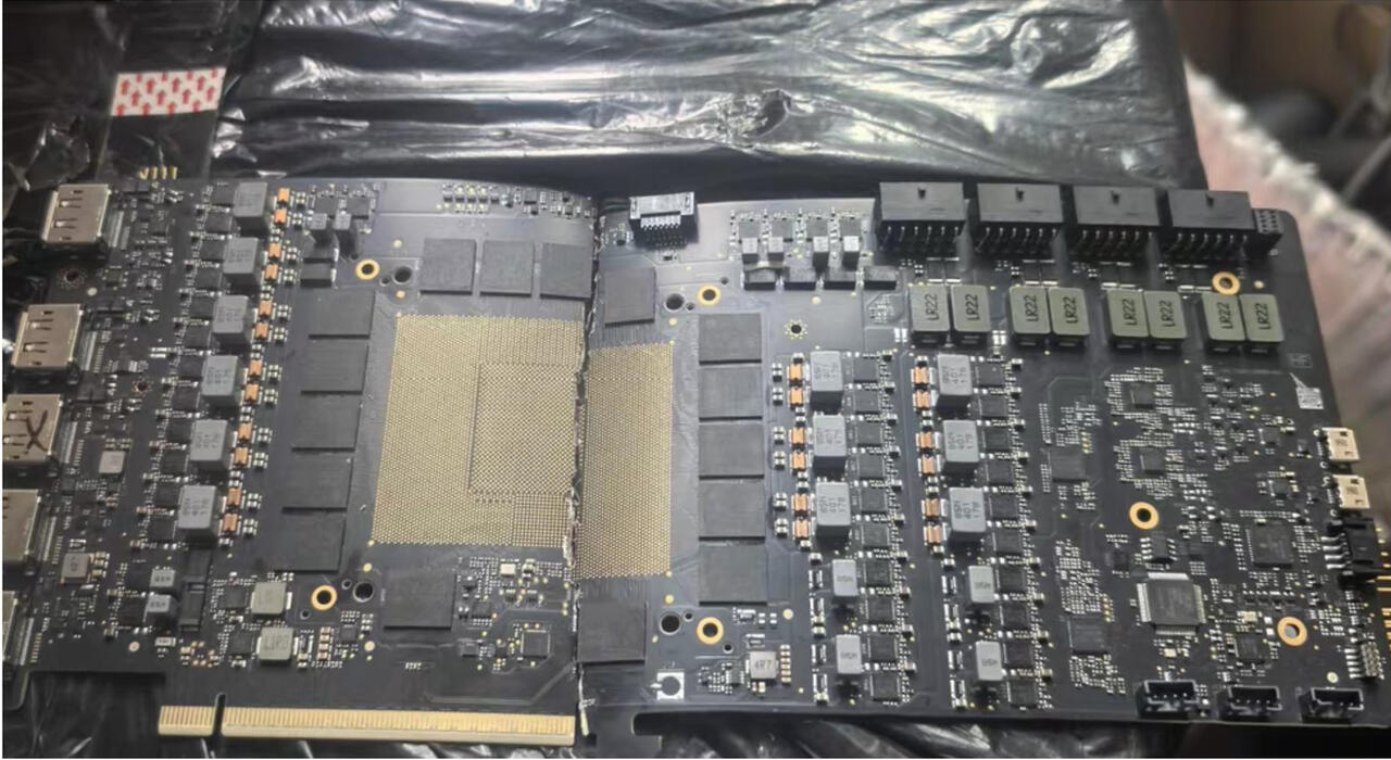 GeForce RTX 5090 Prototyp mit vier 16 Pin Anschlüssen  Bild © @yuuki_ans auf X