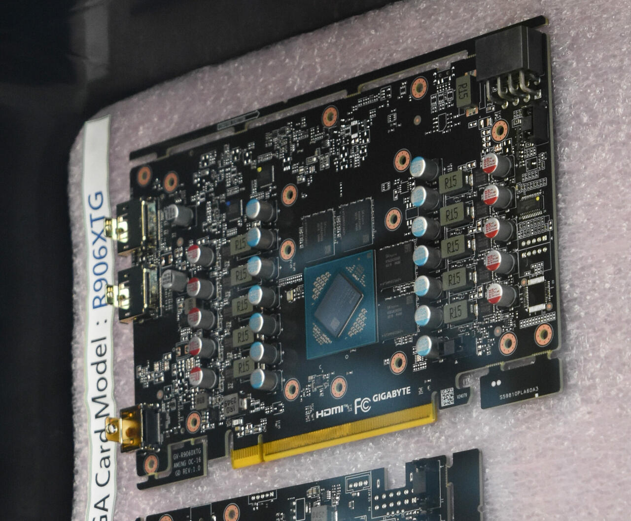 GigaByte Radeon RX 9060 XT Geleaktes Foto zeigt PCB  Bild © Hwcooling