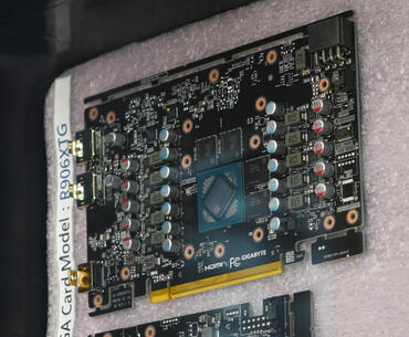 GigaByte Radeon RX 9060 XT: Geleaktes Foto zeigt PCB mit GPU und Speicher 