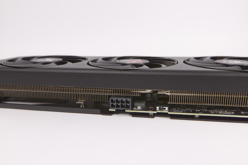 PowerColor Radeon RX 9060 XT Hellhound 8 pin PCIe Stromstecker PowerColor Radeon RX 9060 XT Hellhound 8 pin PCIe Stromstecker