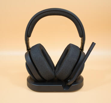 Fractal Scape Headset in der Ladeschale