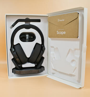 Fractal Scape Headset Verpackung geöffnet