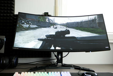 Lenovo Legion R34w 30 geschwenkt