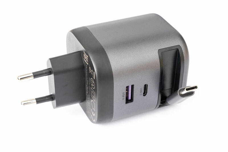 UGREEN Nexode 65W Ladegerät Seitenansicht UGREEN Nexode 65W Ladegerät Seitenansicht