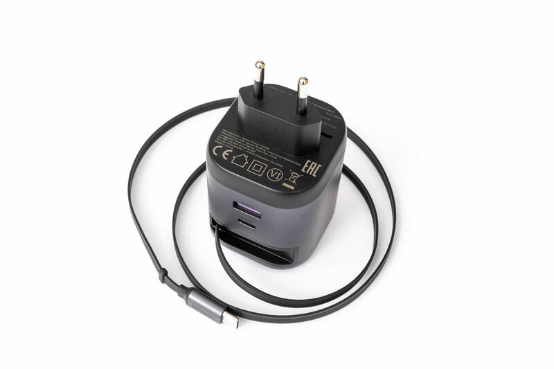 UGREEN Nexode 65W Ladegerät Kabel ausgefahren UGREEN Nexode 65W Ladegerät Kabel ausgefahren