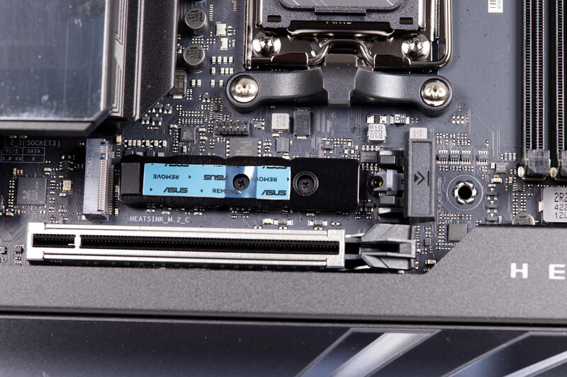 ASUS ROG Crosshair X870E HERO oberer NVMe Slot