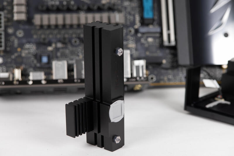 ASUS ROG Crosshair X870E HERO Spannungsversorgungskühler seitlich
