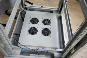 Lanberg Homelab Server RACK Aufbau Lüfter Panel montiert