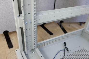 Lanberg Homelab Server RACK Aufbau Crossbars verschrauben