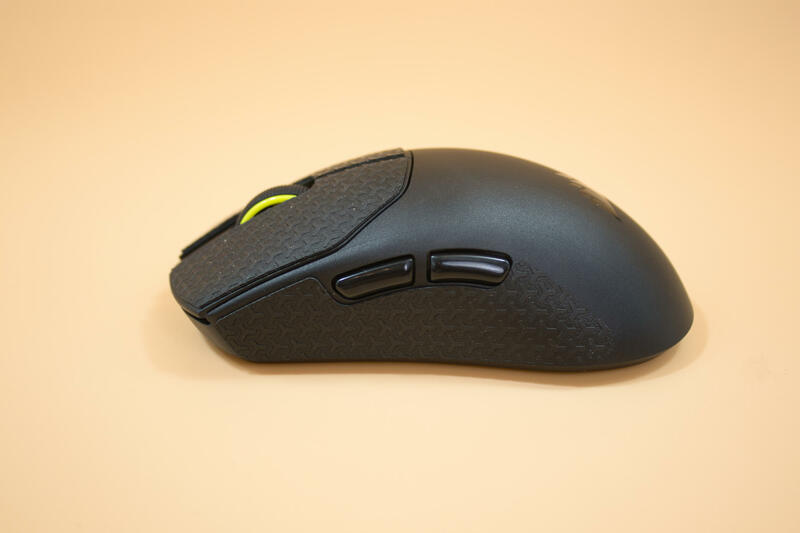 Corsair Sabre V2 Pro Seitenansicht mit Grip Tape links