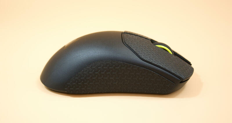 Corsair Sabre V2 Pro Seitenansicht mit Grip Tape rechts