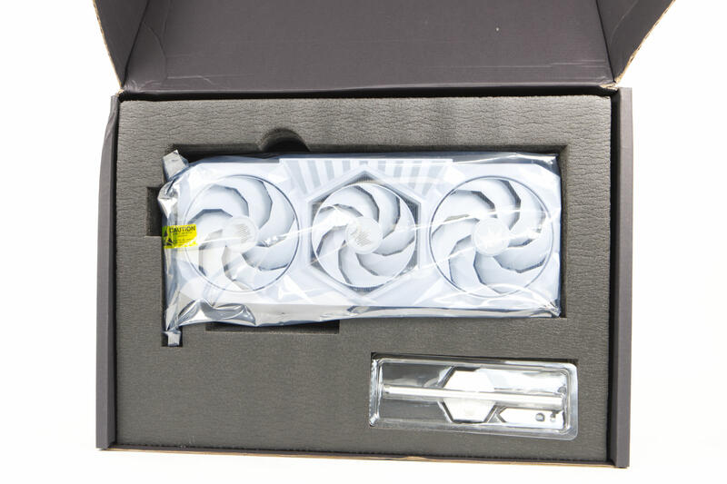 KFA2 GeForce RTX 5070 Ti HOF Gaming Verpackung innen KFA2 GeForce RTX 5070 Ti HOF Gaming Verpackung innen