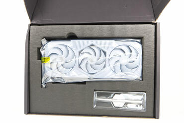 KFA2 GeForce RTX 5070 Ti HOF Gaming Verpackung innen KFA2 GeForce RTX 5070 Ti HOF Gaming Verpackung innen