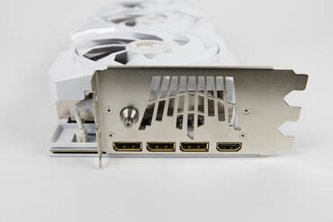 KFA2 GeForce RTX 5070 Ti HOF Gaming Anschlüsse und Knopf KFA2 GeForce RTX 5070 Ti HOF Gaming Anschlüsse und Knopf