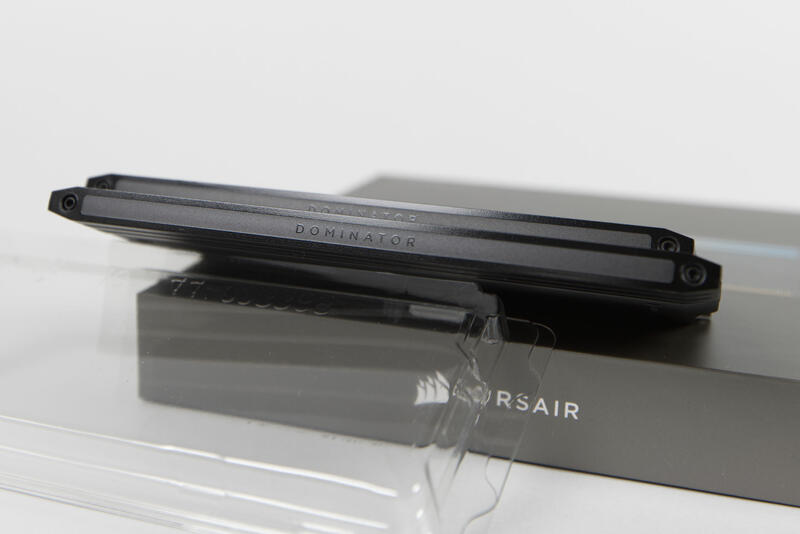Corsair Dominator Titanium RGB DDR5 6000 Aufschrift oben