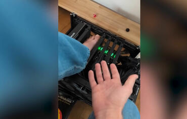 PewDiePie zeigt lokales KI-Labor „ChatOS” und wie LLM-Systeme zusammenarbeiten können