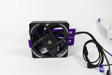 NZXT F120X Lüfterhub NZXT F120X Lüfterhub