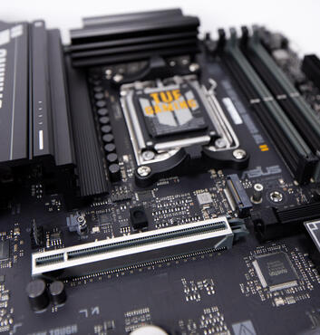 ASUS TUF GAMING B850 PLUS WIFI PCIe 5 NVMe SSD Slot