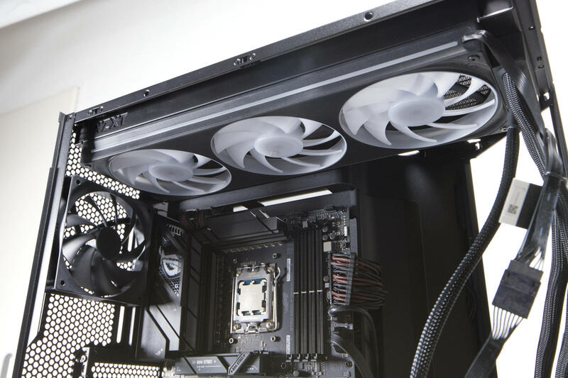 NZXT H9 Flow RGB Radiatormomontage
