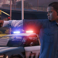 GTA V Franklin mit Pistole vor Polizeiwagen