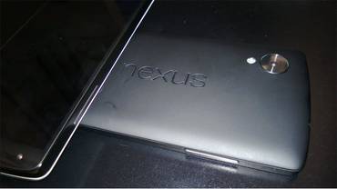 Nexus 5: Rückseite des Google-Smartphones abgelichtet