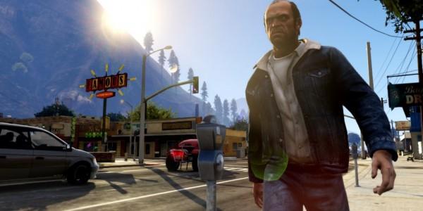 GTA5 Mann läuft auf Gehweg, Autos im Hintergrund