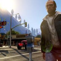 GTA5 Mann läuft auf Gehweg, Autos im Hintergrund