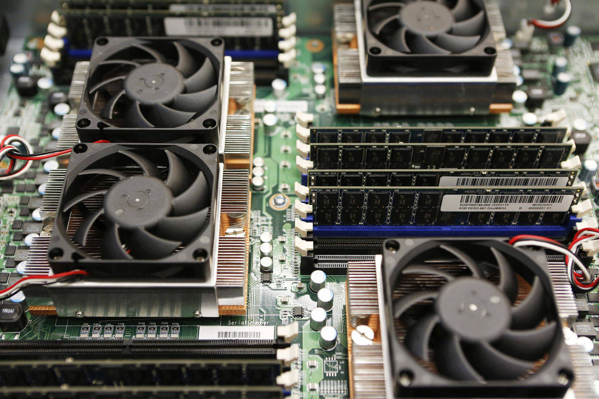 Blick auf einen offenen Google-Server  Bild © Ashley Pon/Bloomberg