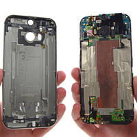 HTC One (M8) in Einzelteile zerlegt